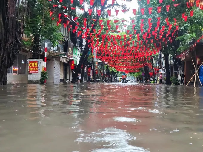 THẦY VÀ TRÒ TRƯỜNG THPT PHẠM HỒNG THÁI KỊP THỜI,LINH HOẠT TRONG CÔNG TÁC TỔ CHỨC DẠY VÀ HỌC TRƯỚC ẢNH HƯỞNG CỦA CƠN BÃO SỐ 10