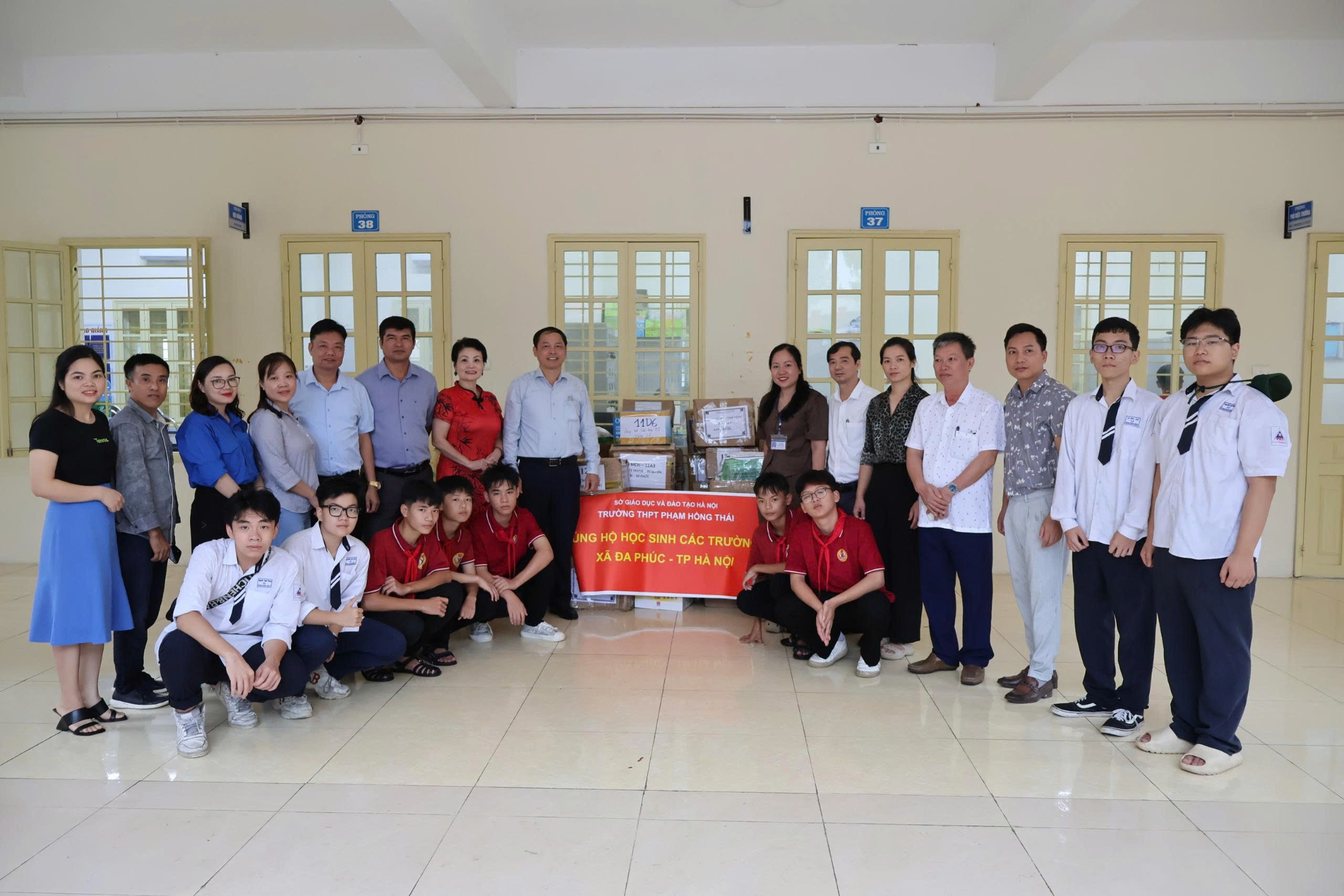 THPT Phạm Hồng Thái chia sẻ yêu thương – gửi trọn tấm lòng đến vùng lũ