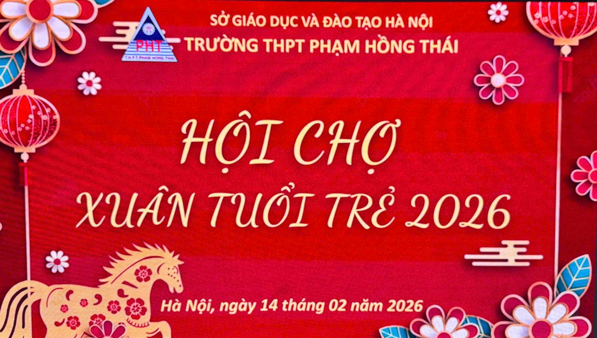 LAN TOẢ, GIỮ GÌN VẺ ĐẸP TẾT CỔ TRUYỀN TRONG HỘI CHỢ  “XUÂN TUỔI TRẺ” CỦA HỌC SINH TRƯỜNG THPT PHẠM HỒNG THÁI